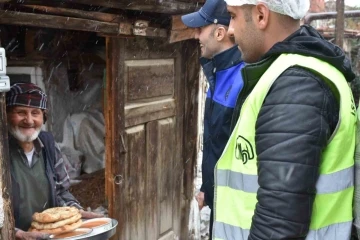 İlçede kurulan aşevinde ocaklar her gün ihtiyaç sahibi aileler ve depremzedeler için yanıyor
