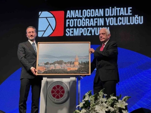 İletişim Başkanı Altun, &quot;İzzet Keribar Fotoğraf Sergisi&quot; ve &quot;Analogdan Dijitale Fotoğrafın Yolculuğu Sempozyumu&quot;na katıldı