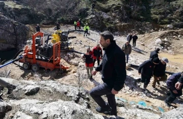 İliç’te vadiden akan suyun yığına karışmaması için tahliye işlemi devam ediyor
