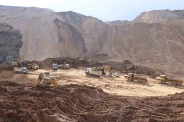 İliç’teki maden ocağında toprak altında kalan pikaba ulaşıldı
