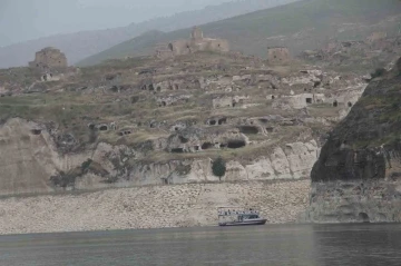 Ilısu Baraj gölündeki su seviyesi yükseldi: Turistler Deliklitaş Mağarasını tekne ile görme fırsatı buldu
