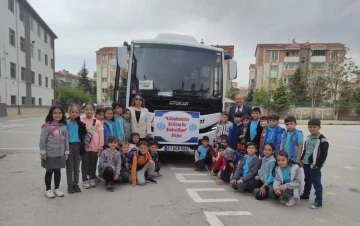 İlkokul öğrencileri köy okullarına kitap bağışladı
