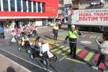 İlkokul öğrencilerine uygulamalı trafik eğitimi
