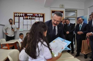 İlkokulu öğrencileri karnelerini Vali Aksoy’un elinden aldı
