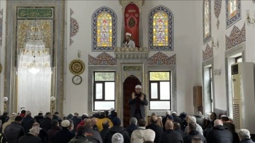 İmam hutbesini müezzin işaret diliyle anlatıyor