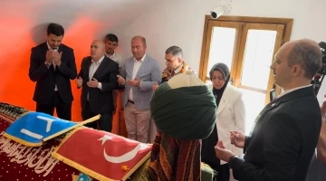 İmam-ı Azam Hazretleri’nin türbe örtüsü, Şeyh Edebali Türbesi’ne serildi
