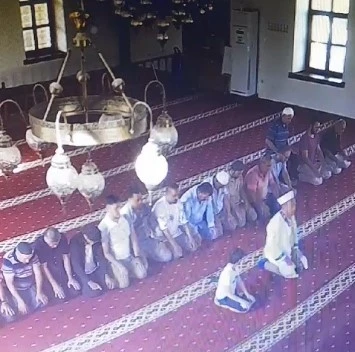 İmamın yanında namaz kılan Down sendromlu çocuğa müftüden hediye
