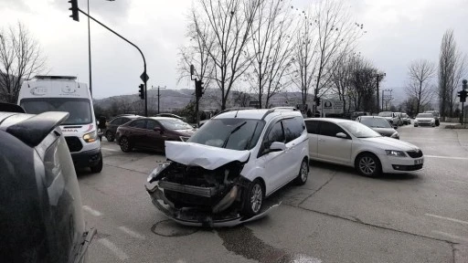 Bursa'da trafik kazası: 1’i çocuk 2 yaralı