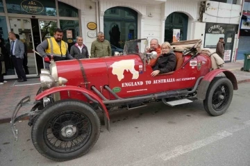 İngiliz çift, asırlık klasik otomobille dünyayı turluyor
