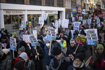 İngiltere'de hemşireler yeniden iki günlük greve gitti