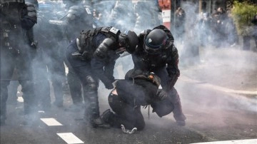 İngiltere Kralı'nın Fransa ziyareti protestolar nedeniyle ertelendi