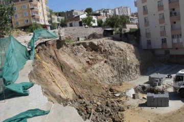 İnşaat alanında toprak kaydı, doğal gaz borusu patladı
