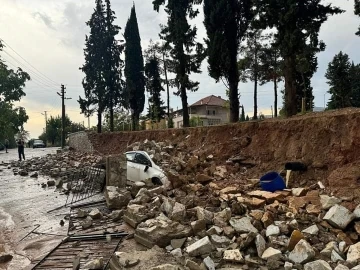 İnşaat halindeki okulun istinat duvarı aracın üzerine çöktü
