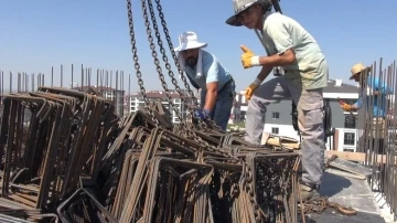 İnşaat işçilerinin sıcak havayla mücadelesi, mebranın sıcaklığı 60 dereceyi buluyor
