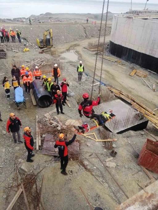 İnşaat şantiyesinde yüksekten düşen genç işçi yaralandı
