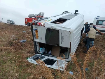 İranlı turistleri taşıyan minibüs takla attı: 12 yaralı