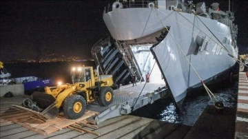 İş makinesi ve yardım malzemesi taşıyan TCG Bayraktar gemisi İskenderun'a ulaştı