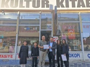 İş yerlerine Türkçe isim veren esnafa teşekkür belgesi verildi
