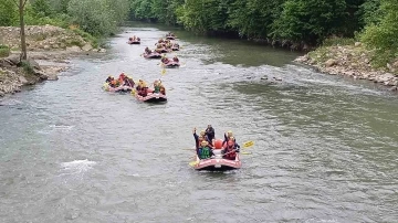 İşçilere 1 Mayıs sürprizi: Hayatlarında ilk kez rafting heyecanı yaşadılar