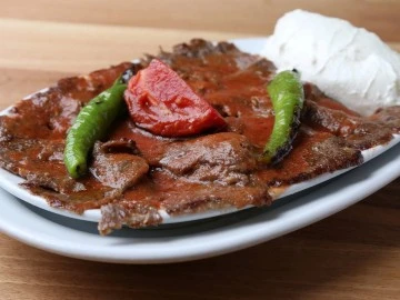 İskender Kebabının Hikayesi: Bursa'dan Dünyaya - Dönerin Evrimi, Popülaritesi ve Dünya Mutfaklarındaki Yansımaları