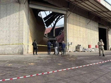 İskenderun’da antreponun çatısı çöktü, 2 işçi yaralandı
