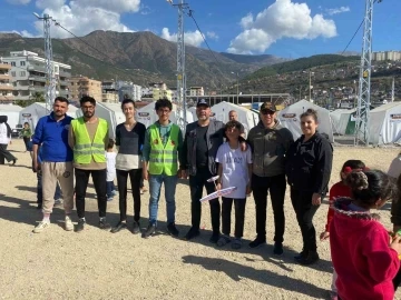 İskenderun’da depremzede çocuklar maket uçak yaptı
