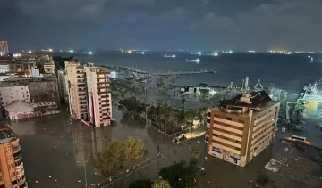 İskenderun’da caddeler göle döndü, okullar 1 gün tatil edildi