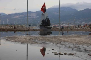 İskenderun’da suların çekilmeye başlamasıyla vatandaşlar hafta sonunun keyfini çıkarıyor
