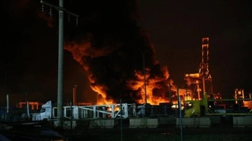 İskenderun Limanı'nda depremde devrilen konteynerlerde çıkan yangın devam ediyor