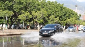 İskenderun'da lodos hayatı olumsuz etkiledi