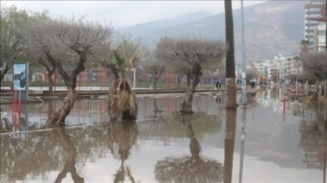 İskenderun'da sağanak ve lodos yaşamı olumsuz etkiledi