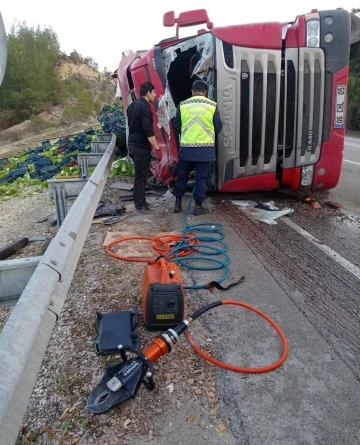 Isparta-Antalya karayolunda sebze yüklü tır devrildi: 1 ölü