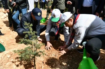 Isparta’da deprem şehitleri anısına 400 fidan toprakla buluşturuldu
