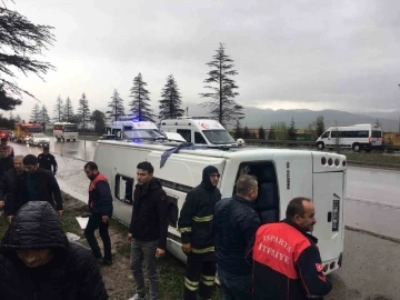 Isparta’da servis aracı devrildi: 17 yaralı
