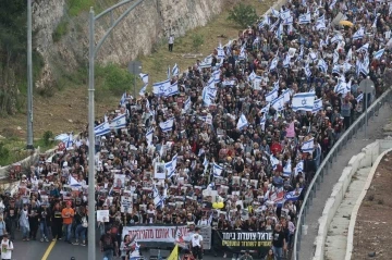 İsrail’de binlerce gösterici Kudüs’teki Başbakanlık Konutu’na yürüyor
