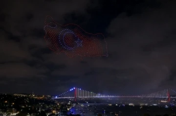 İstanbul Boğazı’nda ışık, havai fişek ve dron gösterisi yapıldı