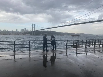 İstanbul Boğazı’nda şiddetli rüzgar etkili oldu