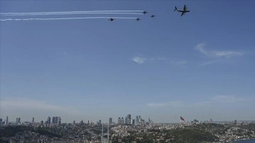 İstanbul Boğazı'nda Türk Yıldızları ve SOLOTÜRK selamlama uçuşu yaptı