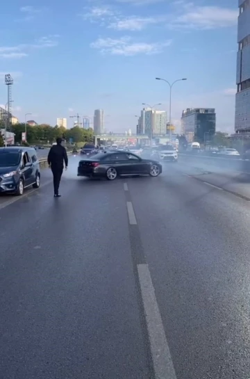 İstanbul’da düğün konvoyundaki araçlar otobanda yol kesip drift attı
