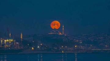 İstanbul’da eşsiz dolunay manzarası mest etti
