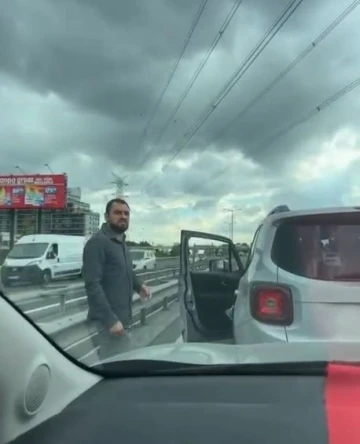 İstanbul’da kadın psikiyatrist trafikte çocuğuyla birlikte dehşeti yaşadı
