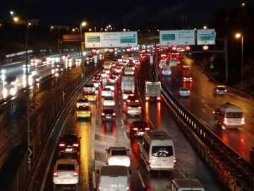 İstanbul’da sağanak yağış hayatı olumsuz etkiledi
