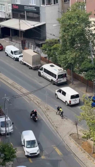 İstanbul’da trafikte tekme ve yumruklu kavgalar kamerada
