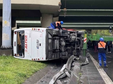 Polisleri taşıyan servis minibüsü devrildi: 6 yaralı