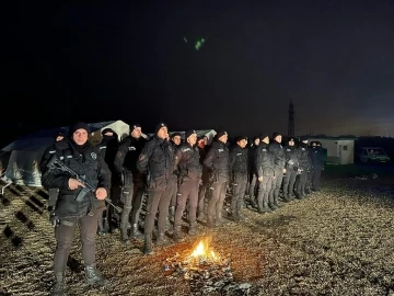 İstanbul polisi 3 yaşındaki kız çocuğunu enkazdan böyle çıkardı
