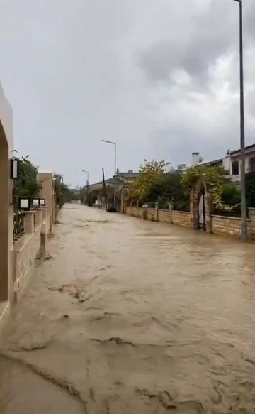 İstanbul Silivri’de caddeler ve sokaklar göle döndü
