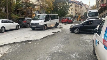 İstanbul’un göbeğinde çağ dışı görüntüler: &quot;Yollar tarlaya döndü, iş yerlerini su ve lağım bastı&quot;
