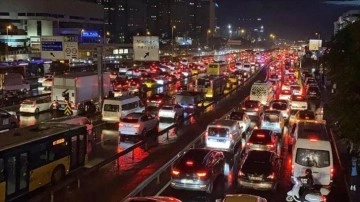 İstanbul'da etkili olan sağanak hayatı olumsuz etkiledi