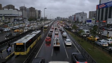 İstanbul'da etkili olan sağanak trafikte aksamalara neden oluyor