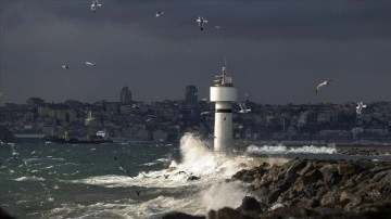 İstanbul'da lodos nedeniyle bazı vapur seferleri iptal edildi